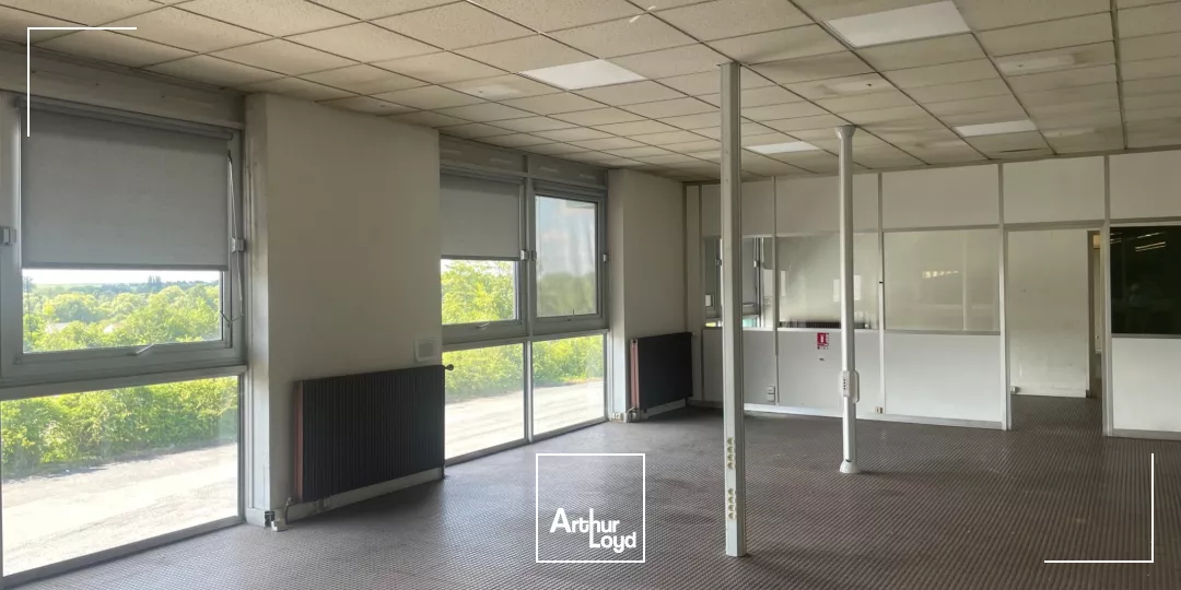 A LOUER - LOCAUX D'ACTIVITÉS - 3 500 m2 - SAINT-QUENTIN 