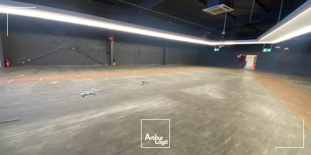 A VENDRE A LOUER- LOCAUX COMMERCIAUX - CROZON 