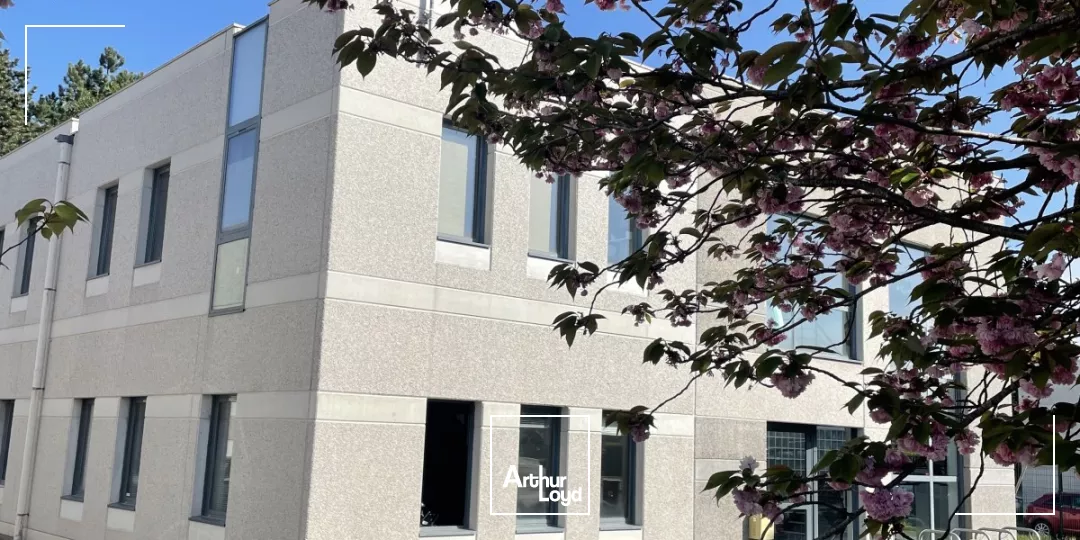 Bureaux situés en RDC d'un petit immeuble de bureaux ainsi que 9 places de parkings - Secteur: Grands Boulevards à proximité de lille par le Tramway - acces sécurisés.