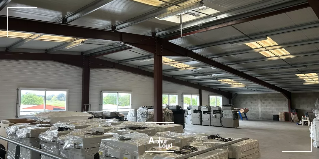 A LOUER - STOCKAGE - BUREAUX - ST BREVIN - ZONE DE LA GUERCHE - 1153 m2