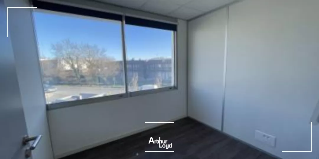 A louer - Plateaux de bureaux climatisés et parkings - Mérignac à proximité du tram