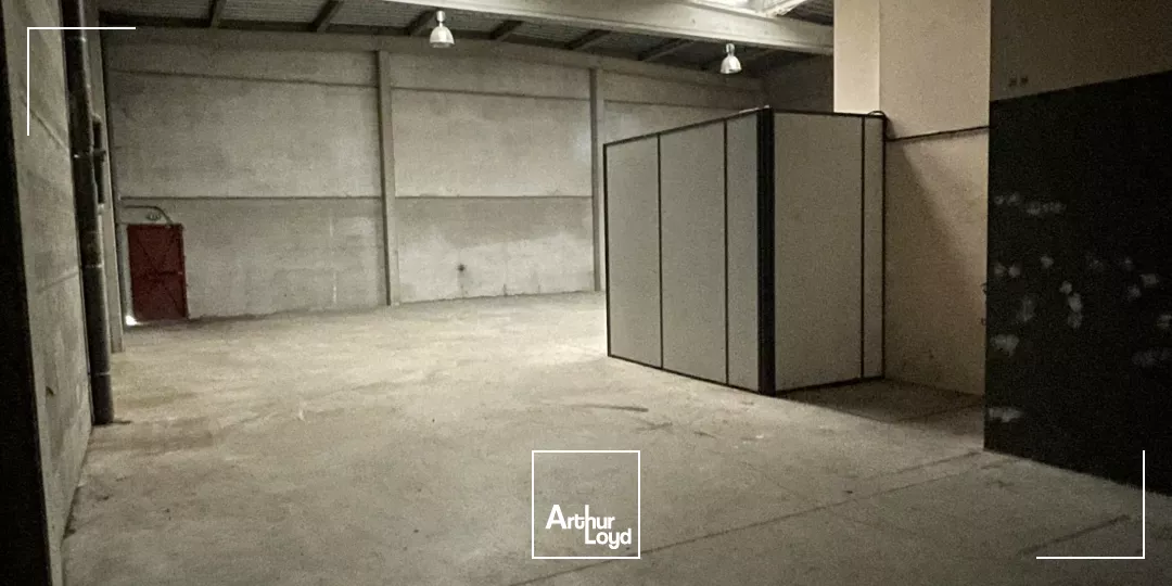 Entrepôt avec bureaux à louer. CRT de Lesquin, accès autoroutier A1 et A23 immédiat.