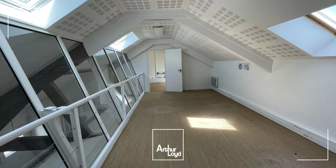 BUREAUX À LOUER-210 M²-PROCHE GARE