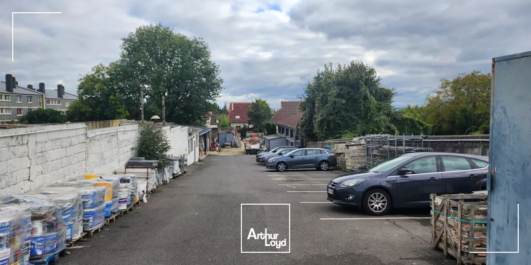 Bâtiment indépendant de 698 m² sur parcelle de 1 536 m²