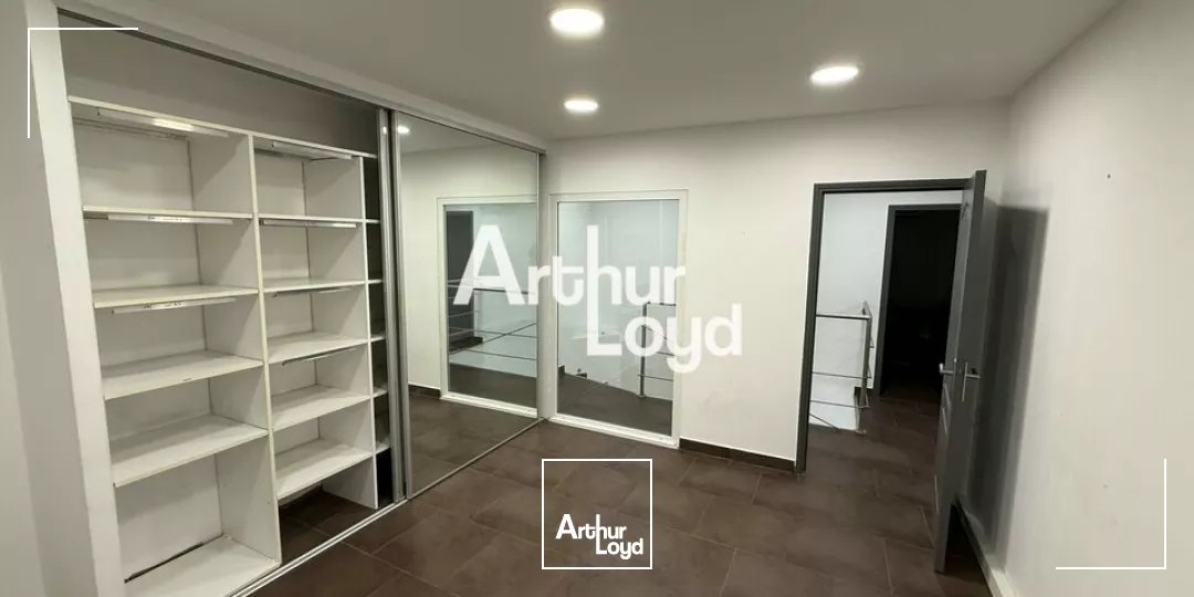 Local d'activité de 220 m² avec bureaux à vendre - Fréjus