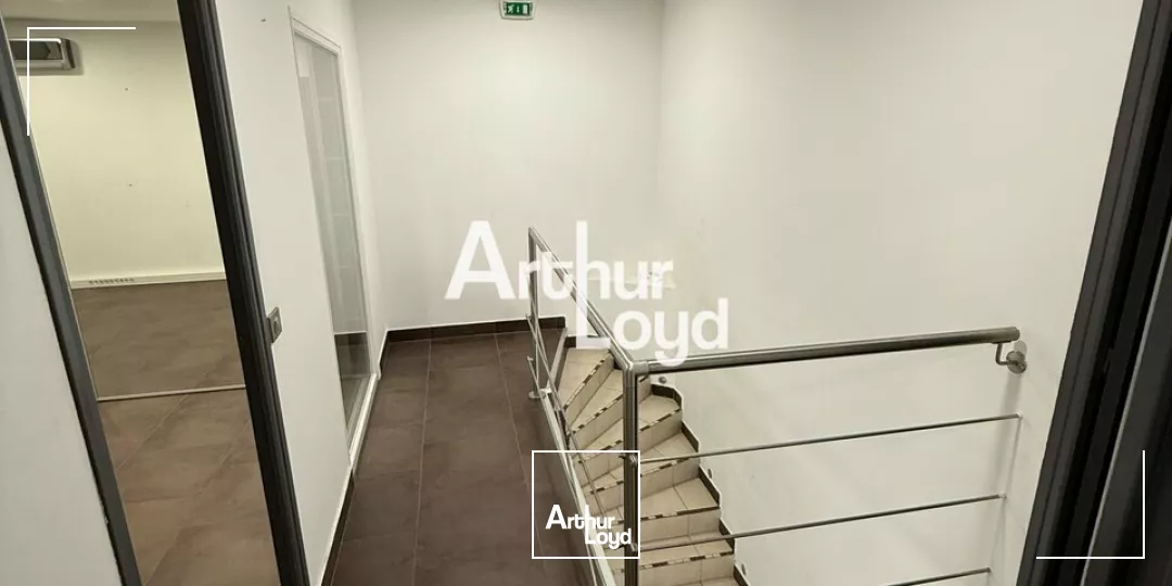 Local d'activité de 220 m² avec bureaux à vendre - Fréjus