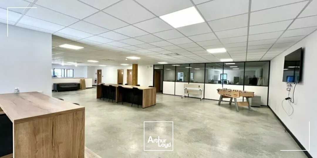 À LOUER EMPLACEMENT EXCEPTIONNEL - LOCAUX D'ACTIVITÉ NEUF ENVIRON 683 m2 