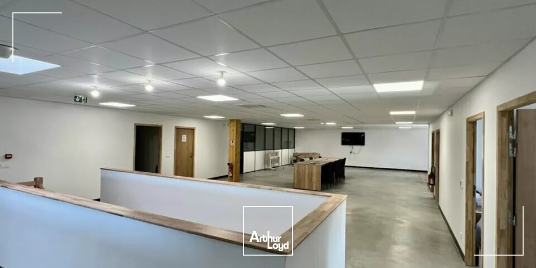 À LOUER EMPLACEMENT EXCEPTIONNEL - LOCAUX D'ACTIVITÉ NEUF ENVIRON 683 m2 