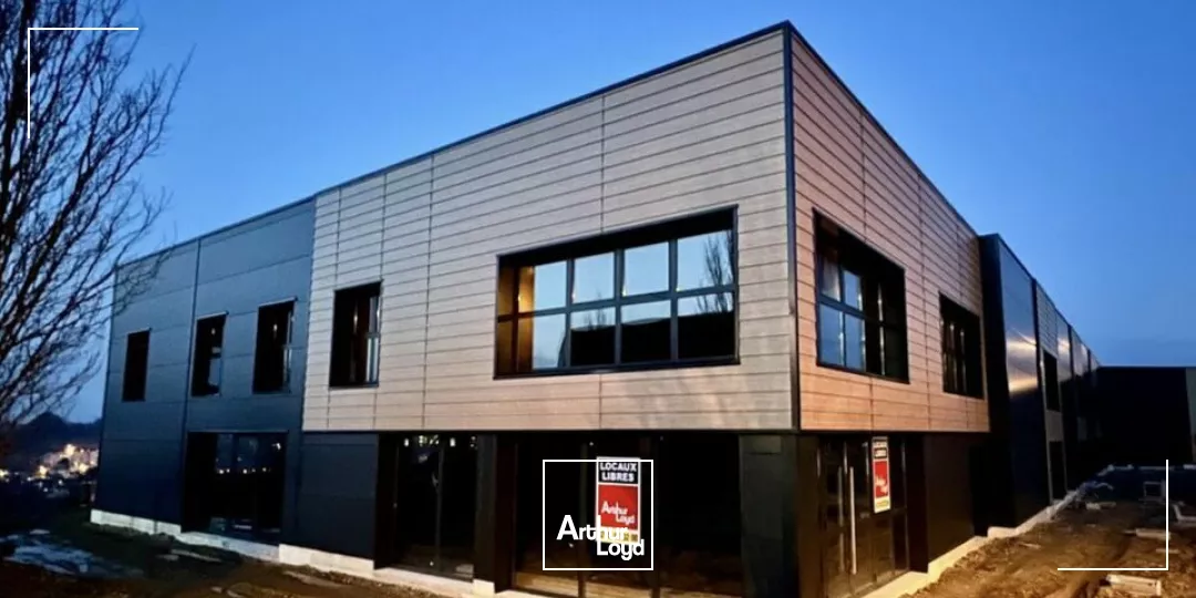 À LOUER EMPLACEMENT EXCEPTIONNEL - LOCAUX D'ACTIVITÉ NEUF ENVIRON 683 m2 