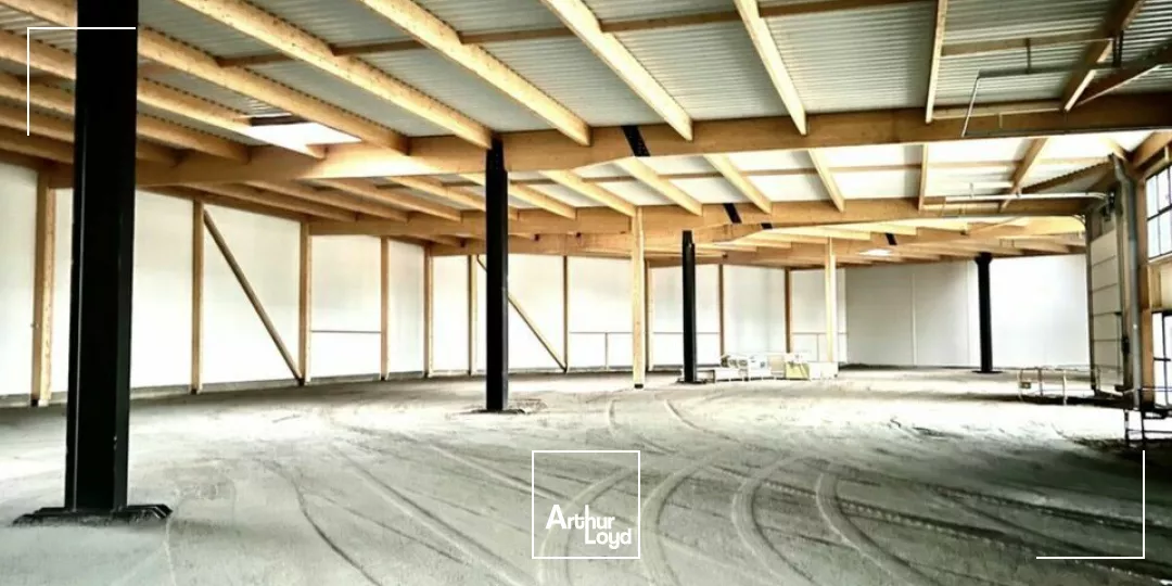 À LOUER EMPLACEMENT EXCEPTIONNEL - LOCAUX D'ACTIVITÉ NEUF ENVIRON 683 m2 