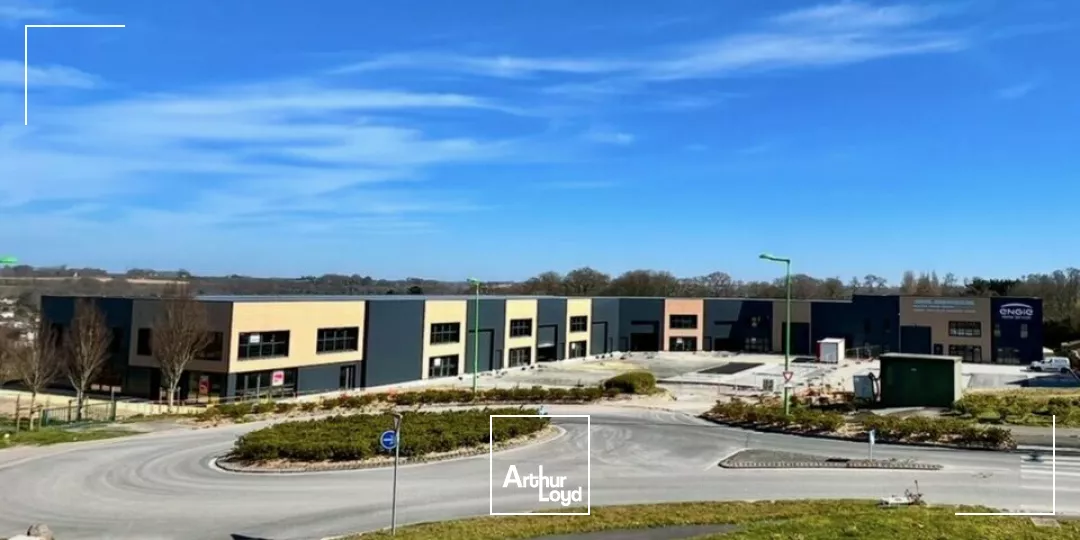 À LOUER EMPLACEMENT EXCEPTIONNEL - LOCAUX D'ACTIVITÉ NEUF ENVIRON 683 m2 