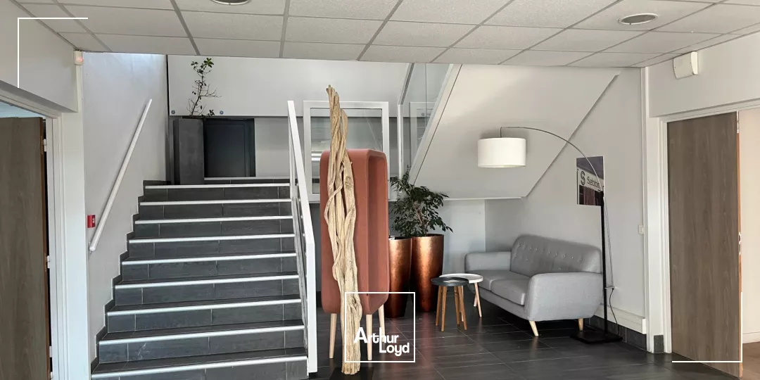 Bâtiment indépendant ACTIVITE / BUREAUX de 2250 m² sur un terrain de 6800 m².60 parkings extérieurs