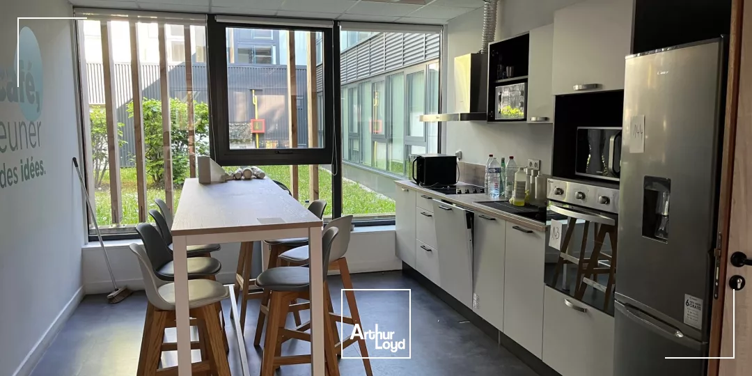 Bâtiment indépendant ACTIVITE / BUREAUX de 2250 m² sur un terrain de 6800 m².60 parkings extérieurs