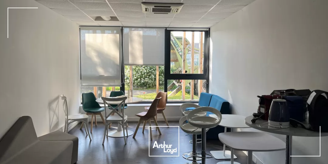 Bâtiment indépendant ACTIVITE / BUREAUX de 2250 m² sur un terrain de 6800 m².60 parkings extérieurs