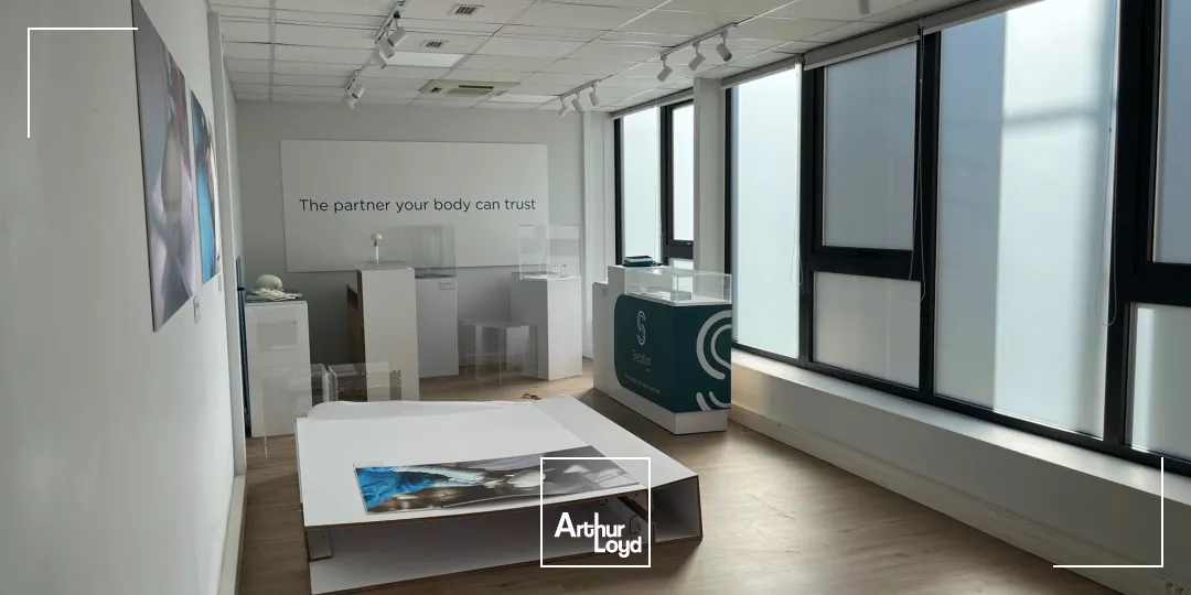 Bâtiment indépendant ACTIVITE / BUREAUX de 2250 m² sur un terrain de 6800 m².60 parkings extérieurs