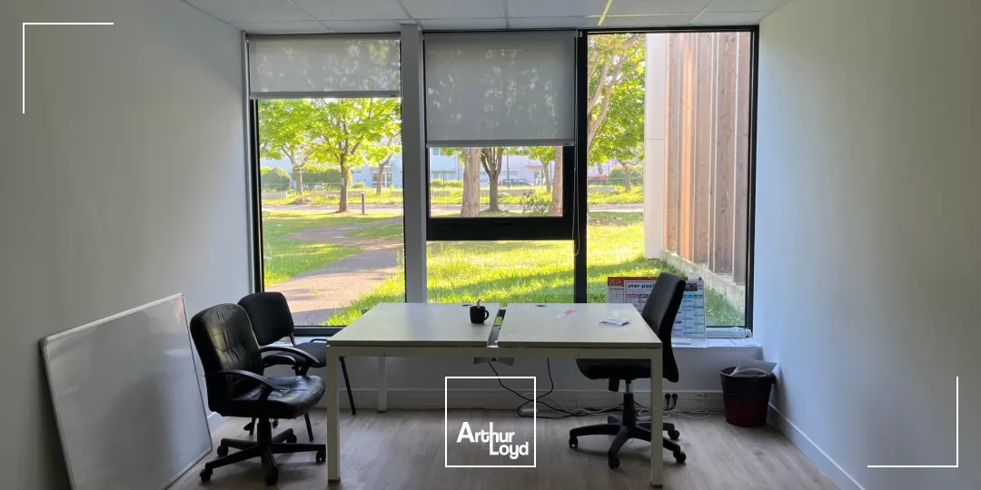 Bâtiment indépendant ACTIVITE / BUREAUX de 2250 m² sur un terrain de 6800 m².60 parkings extérieurs