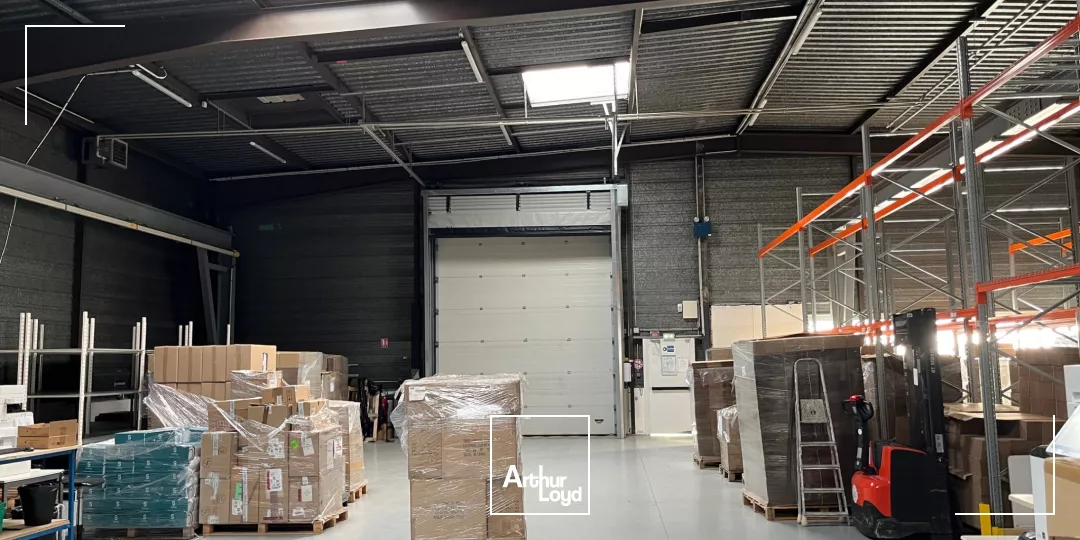 Bâtiment indépendant ACTIVITE / BUREAUX de 2250 m² sur un terrain de 6800 m².60 parkings extérieurs