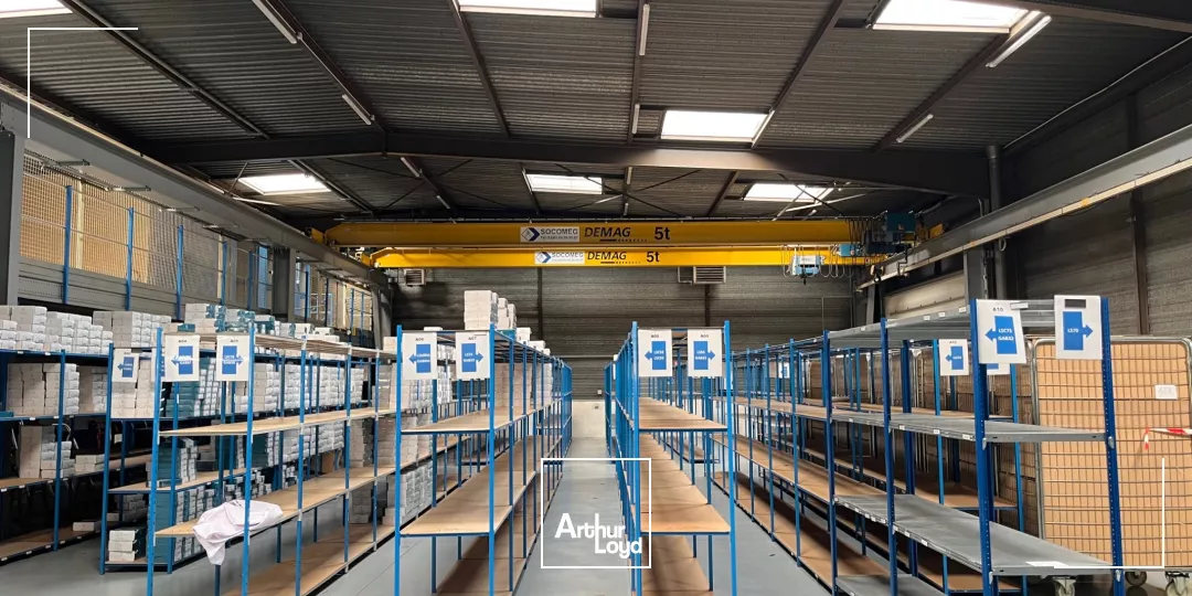 Bâtiment indépendant ACTIVITE / BUREAUX de 2250 m² sur un terrain de 6800 m².60 parkings extérieurs