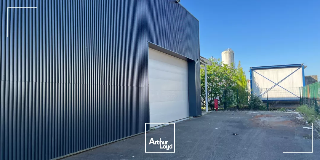 Bâtiment indépendant ACTIVITE / BUREAUX de 2250 m² sur un terrain de 6800 m².60 parkings extérieurs