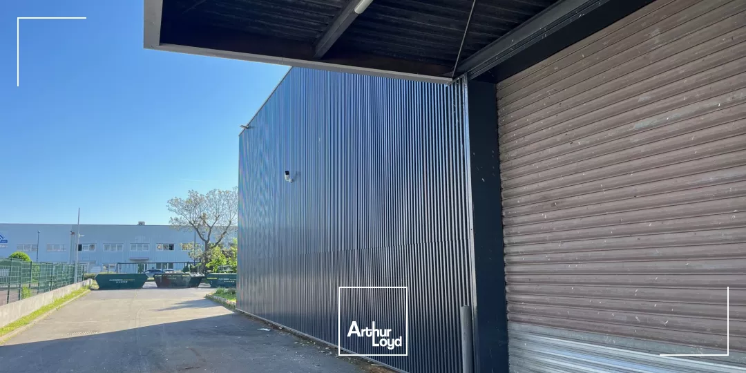 Bâtiment indépendant ACTIVITE / BUREAUX de 2250 m² sur un terrain de 6800 m².60 parkings extérieurs