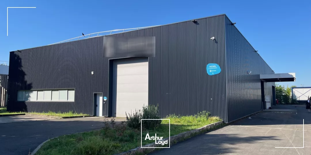 Bâtiment indépendant ACTIVITE / BUREAUX de 2250 m² sur un terrain de 6800 m².60 parkings extérieurs