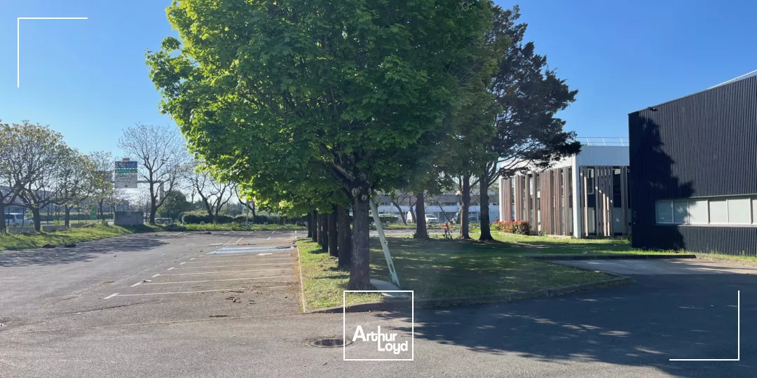 Bâtiment indépendant ACTIVITE / BUREAUX de 2250 m² sur un terrain de 6800 m².60 parkings extérieurs