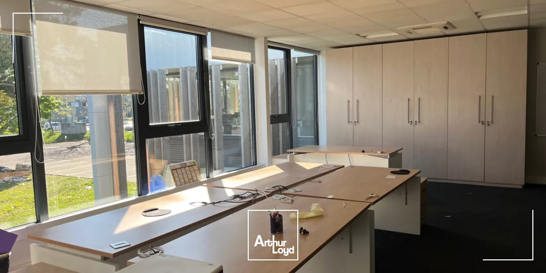 Bâtiment indépendant ACTIVITE / BUREAUX de 2250 m² sur un terrain de 6800 m².60 parkings extérieurs