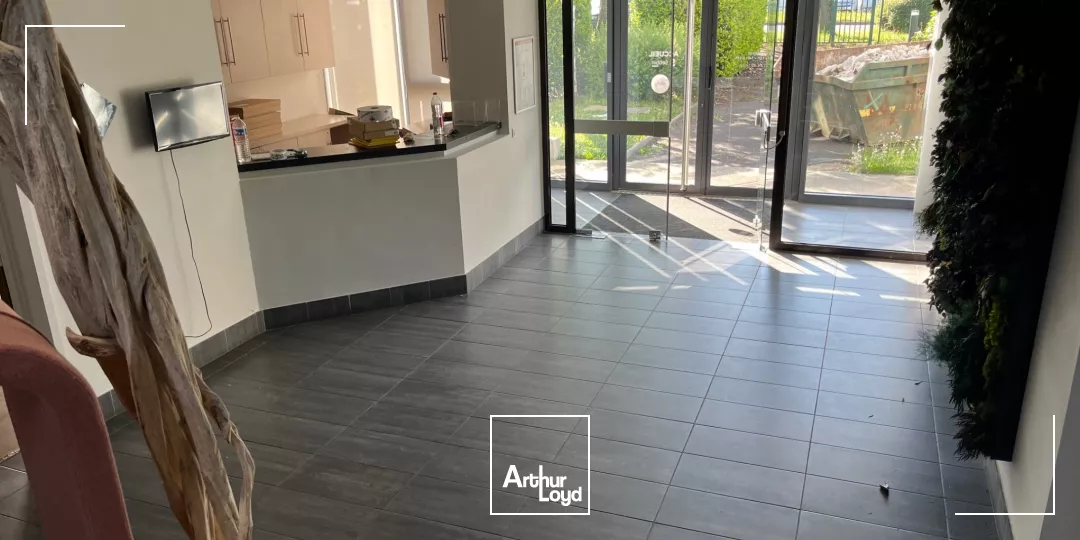 Bâtiment indépendant ACTIVITE / BUREAUX de 2250 m² sur un terrain de 6800 m².60 parkings extérieurs