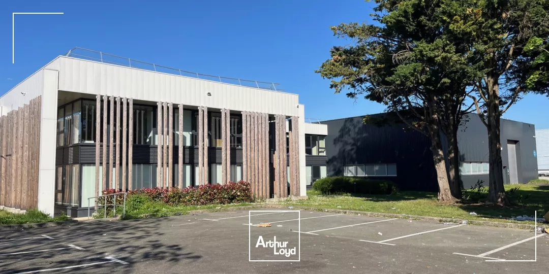 Bâtiment indépendant ACTIVITE / BUREAUX de 2250 m² sur un terrain de 6800 m².60 parkings extérieurs