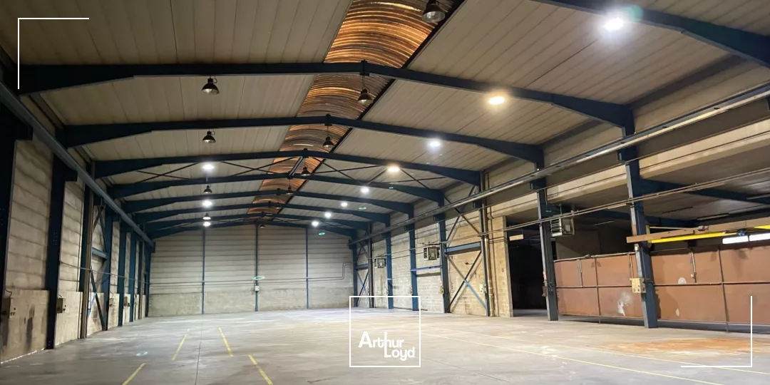 Local de 2000 m2 environ à louer en ZI à proximité de Soissons 