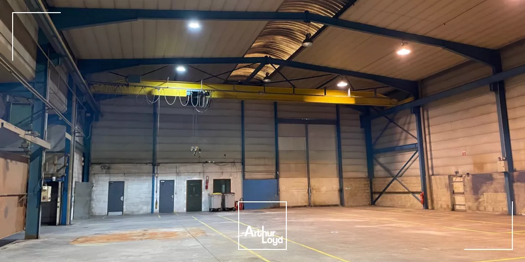 Local de 2000 m2 environ à louer en ZI à proximité de Soissons 