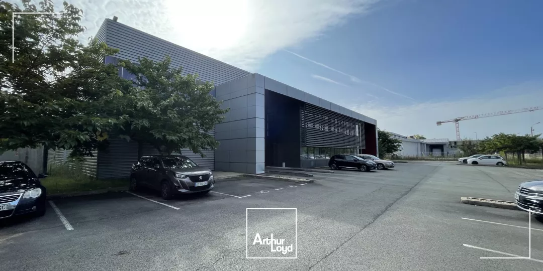 ENTREPÔT À VENDRE À CARBON BLANC