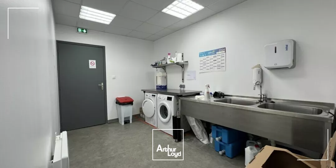 À LOUER - MONTIVILLIERS EMPLACEMENT STRATÉGIQUE - LOCAUX D'ACTIVITÉS 425 m2 ENVIRON