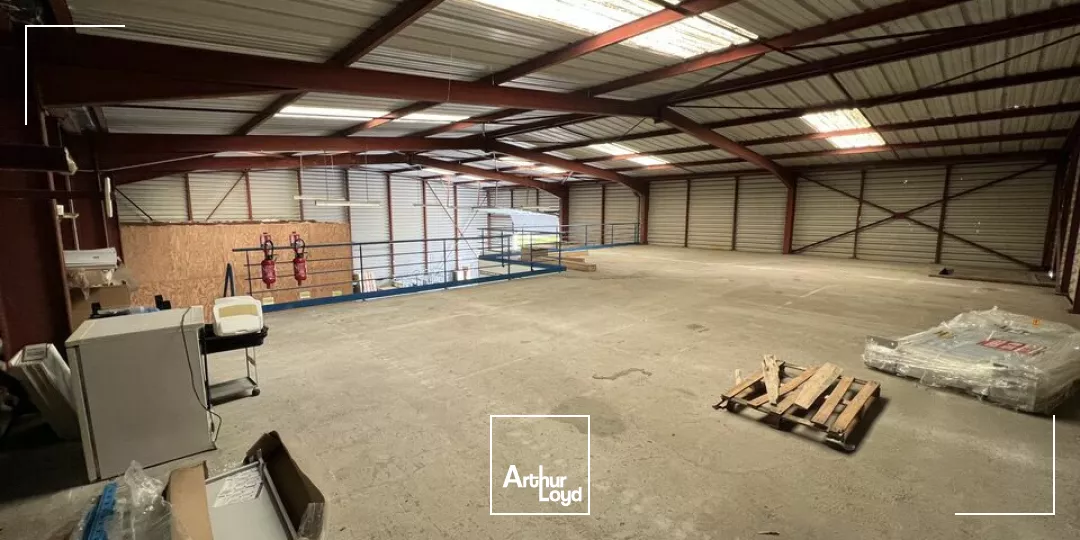 À LOUER - MONTIVILLIERS EMPLACEMENT STRATÉGIQUE - LOCAUX D'ACTIVITÉS 425 m2 ENVIRON