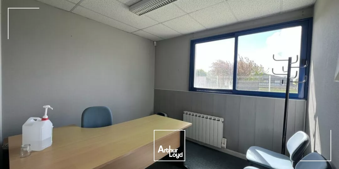 À LOUER - MONTIVILLIERS EMPLACEMENT STRATÉGIQUE - LOCAUX D'ACTIVITÉS 425 m2 ENVIRON