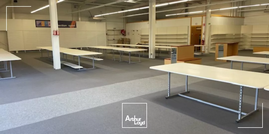 Local commercial à louer - Visibilité idéale à Saint-Pol-sur-Ternoise, stationnement facile et accès direct à une zone fréquentée