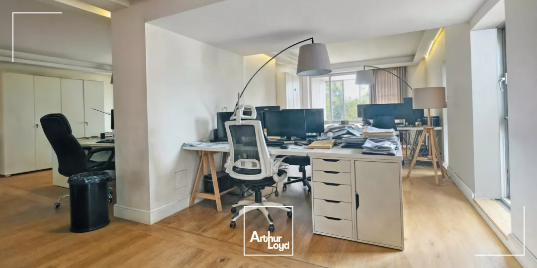 Bureaux lumineux avec vue sur Seine, à l'acquisition, à Courbevoie
