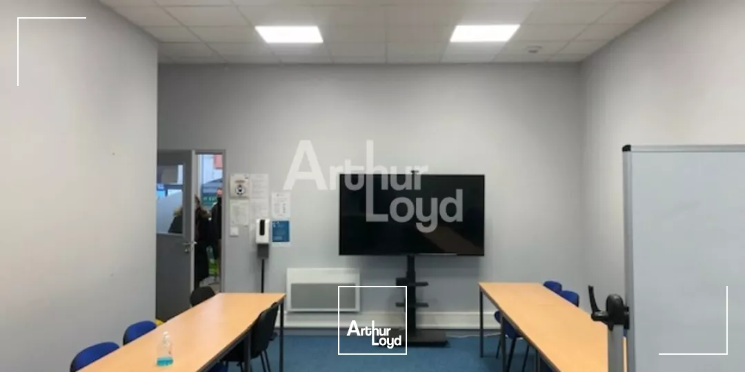 ANGERS HAUTS DE SAINT AUBIN LOCAL COMMERCIAL/TERTIAIRE DE 120 M² AVEC VISIBILITE AU PIED DU TRAM