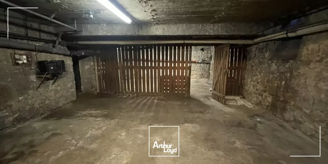 A louer en centre-ville de reims - un local commercial d'environ 105m2 - disponible de suite