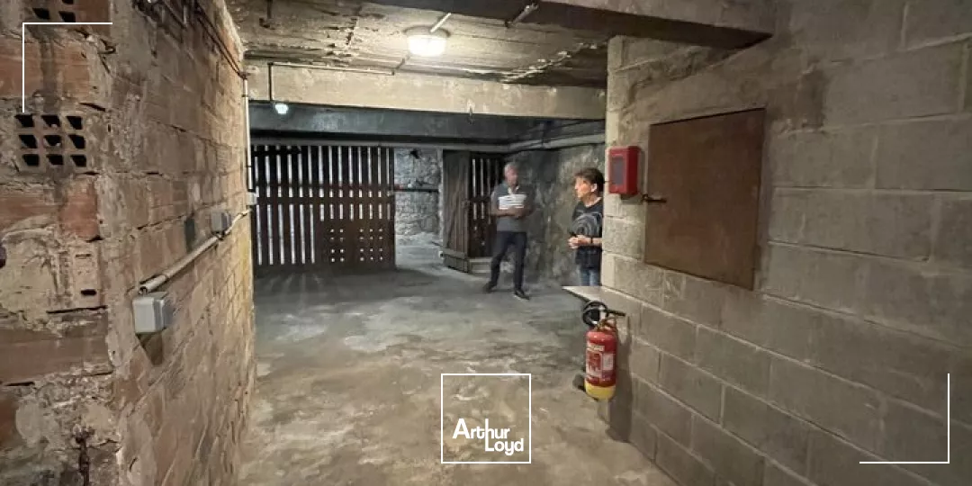 A louer en centre-ville de reims - un local commercial d'environ 105m2 - disponible de suite