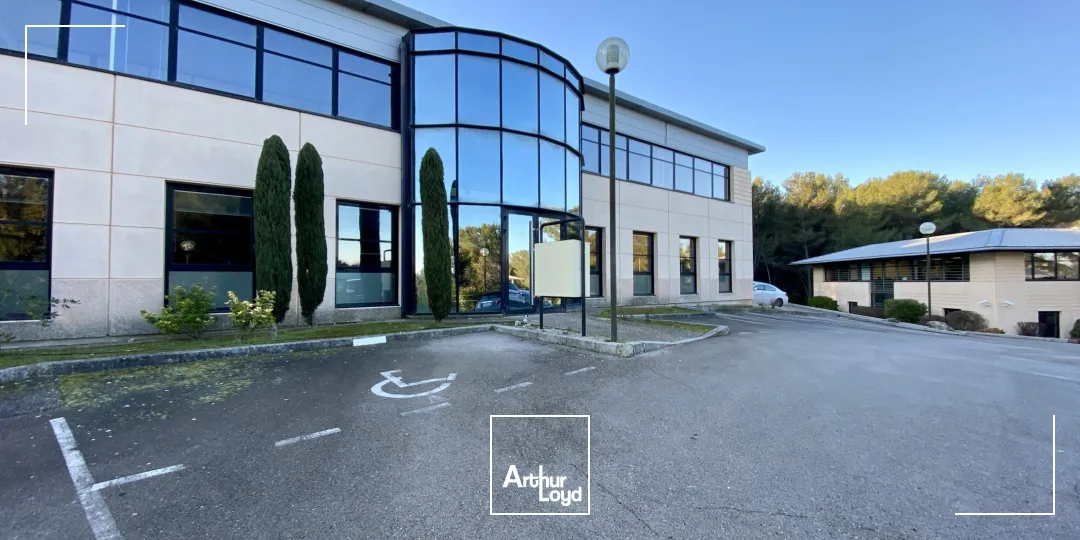 BUREAUX EN ÉTAGE DANS UN ENVIRONNEMENT BOISÉ ET CALME