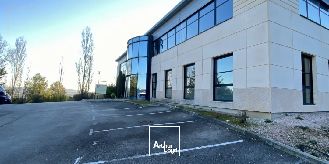 BUREAUX EN ÉTAGE DANS UN ENVIRONNEMENT BOISÉ ET CALME