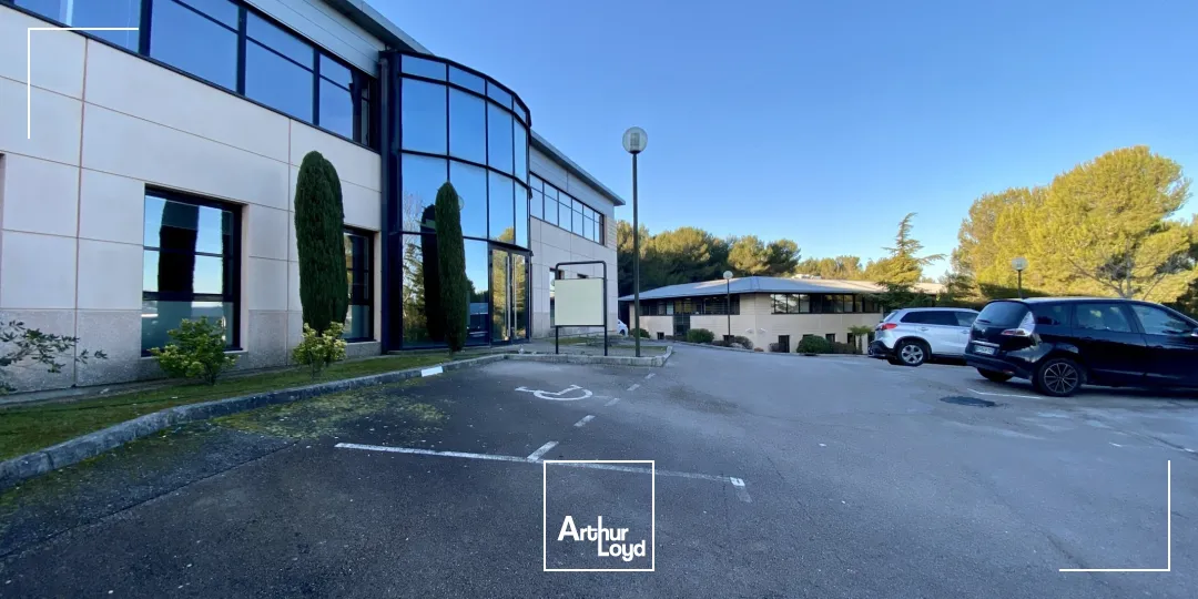 BUREAUX EN ÉTAGE DANS UN ENVIRONNEMENT BOISÉ ET CALME