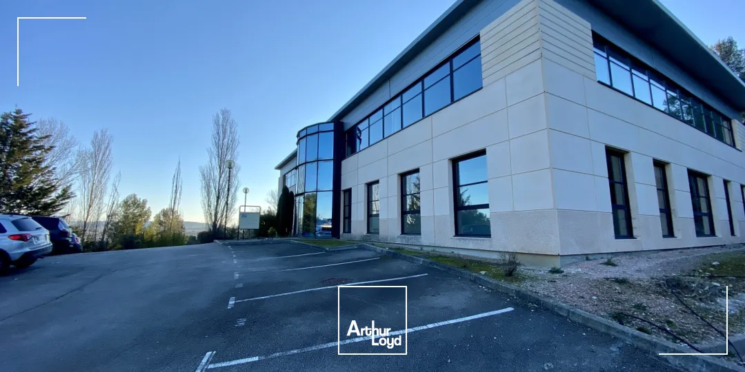 BUREAUX EN ÉTAGE DANS UN ENVIRONNEMENT BOISÉ ET CALME