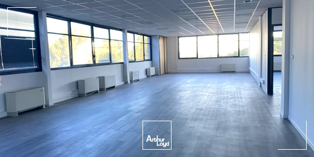 BUREAUX EN ÉTAGE DANS UN ENVIRONNEMENT BOISÉ ET CALME