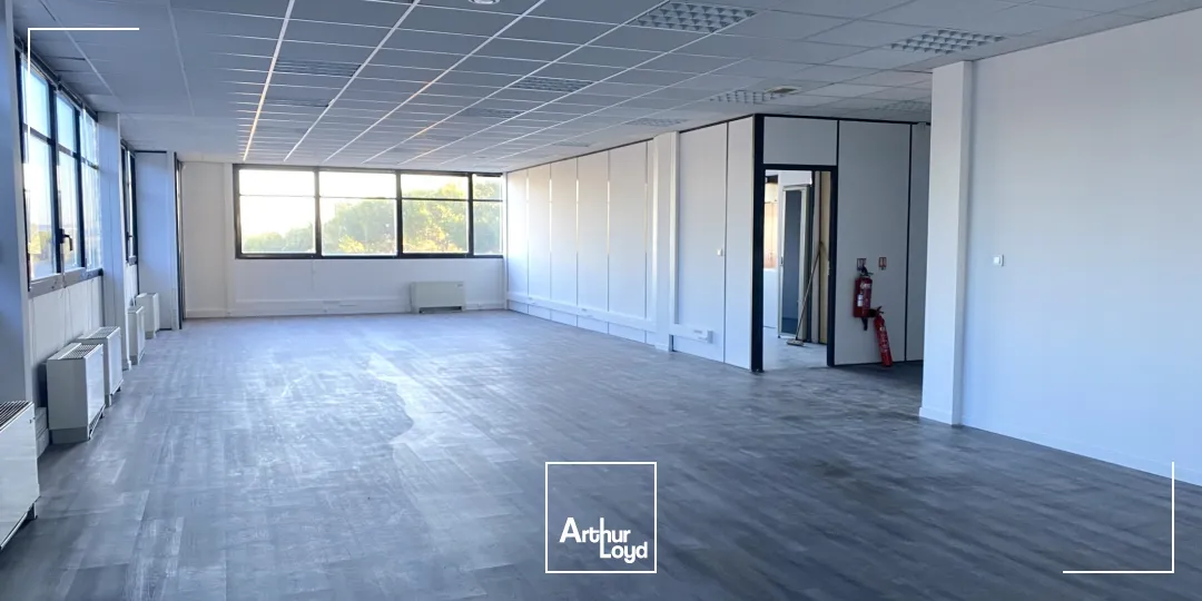 BUREAUX EN ÉTAGE DANS UN ENVIRONNEMENT BOISÉ ET CALME