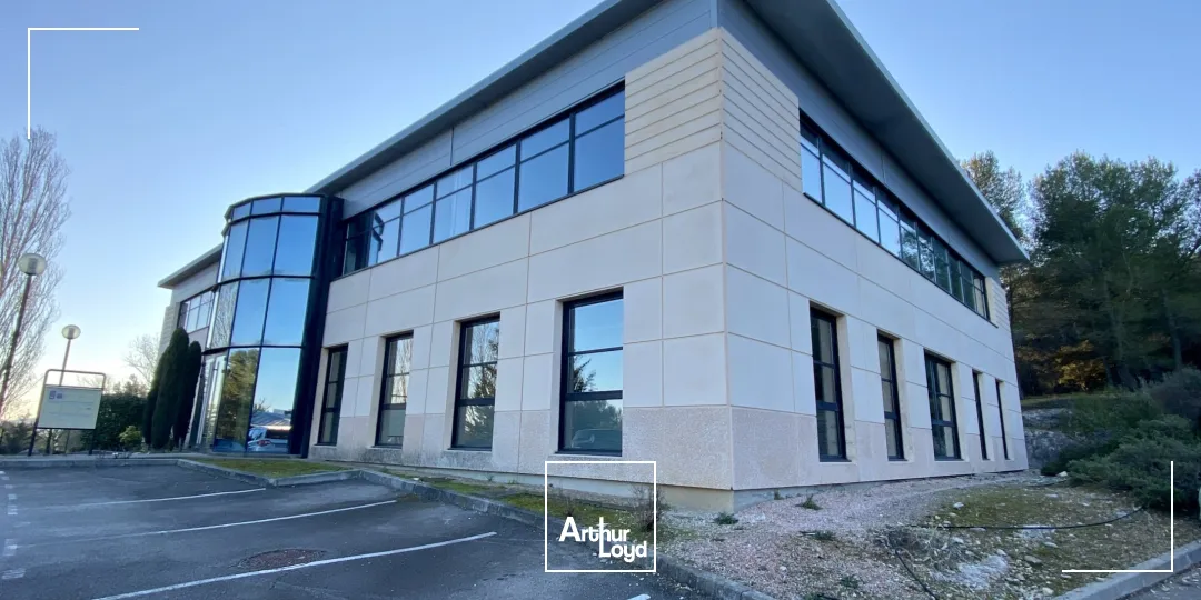BUREAUX EN ÉTAGE DANS UN ENVIRONNEMENT BOISÉ ET CALME
