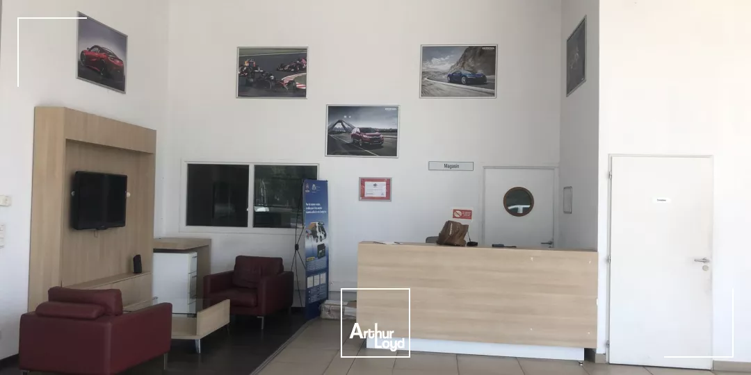 Local commercial avec grand showroom à louer au bord de la D113 Salon de Provence