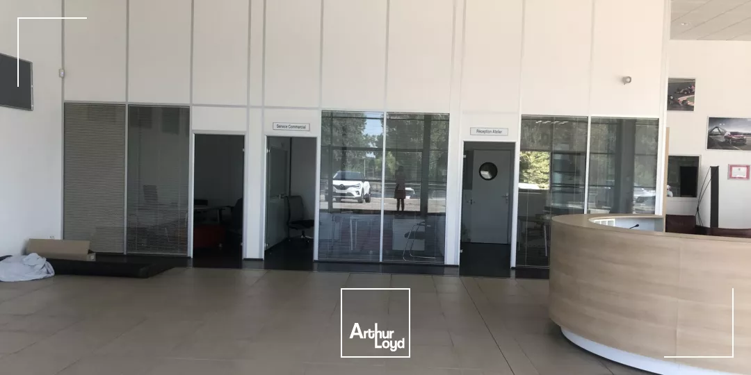 Local commercial avec grand showroom à louer au bord de la D113 Salon de Provence