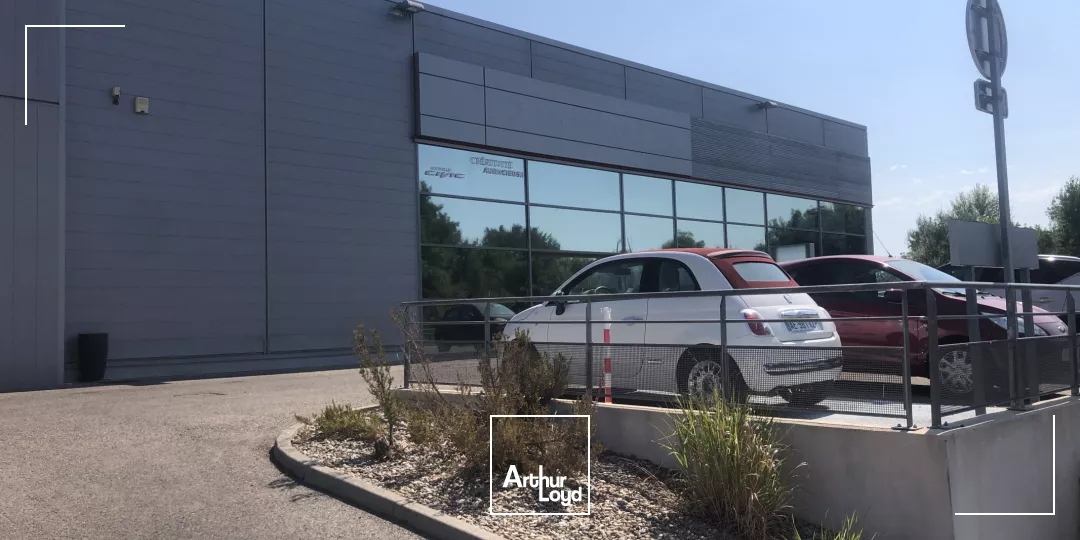 Local commercial avec grand showroom à louer au bord de la D113 Salon de Provence